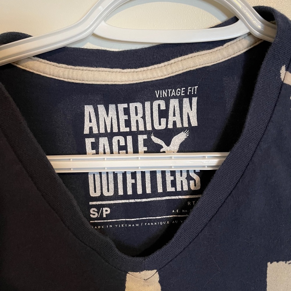 V-neck American eagle shirt - Picture 2 of 3